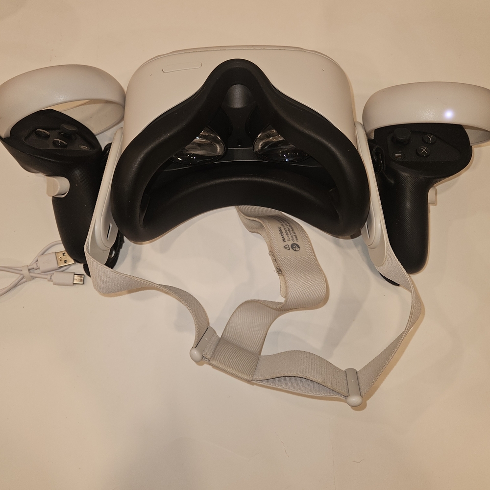Standalone VR Headset with Controllers - Black and White